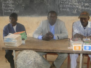 President de 2AEFE au milieu de deux responsables scolaires de Kalague