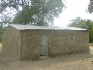 Une classe en banco construite par la population de Kalague