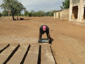Confecction de briques pour la construction de la nouvelle classe de Kalagué (3)