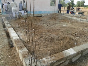 Construction du soubassement de la nouvelle classe de Kalagué 