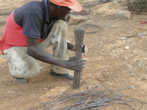 Ferailleur au chantier de construction de la nouvelle classe de Kalagué 