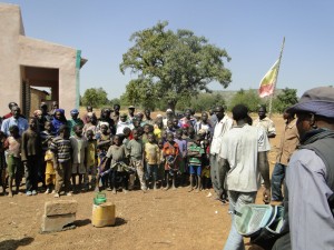 Les enfants sont contents de pose de la 1ère pierre d'une nouvelle salle de classe