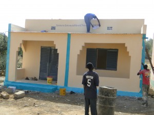 Fin des travaux du projet d'une nouvelle classe à Kalagué 20.12.2014 (2)