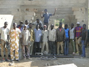 Le président de 2AEFE avec l'équipe de travail au chantier de Kalagué le 7.12.2014