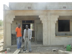 Le président de 2AEFE (en veste ) après sau visite du chantier à Kalagué