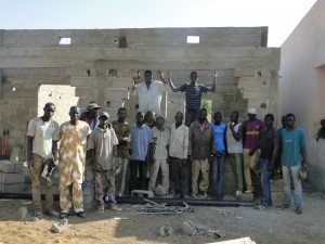 Photo de famille du Président de 2AEFE avec l'équipe du chantier à Kalagué, le 7.12.2014