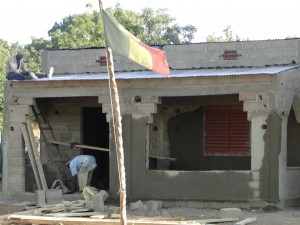 le drapeau du Mali flotte déjà devant la nouvelle école !