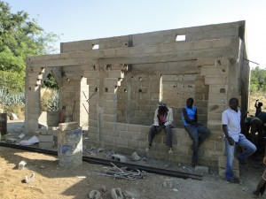 Vue de la façade antérieure de la nouvelle classe de Kalagué le 7.12.2014