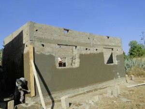 Vue de la façade postérieure de la nouvelle classe de  Kalagué le 7.12.2014