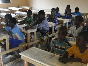 Les élèves de Kalagué sur les tables-bancs dans la nouvelle classe (3)