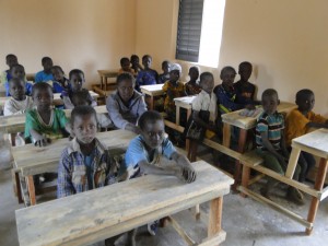 11 Les élèves de Kalagué sur les tables-bancs dans la nouvelle classe