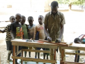 Les enfants de Kalagué assistent au montage de leurs tables-bancs