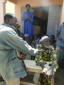 Le porte parole du chef de village de Kalagué prononçant son discours