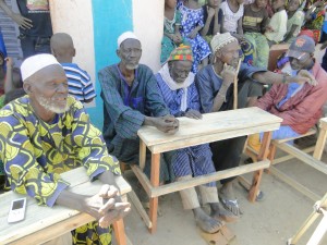 Notables du village de Kalagué  remerciant Christiane Debras pour la nouvelle classe