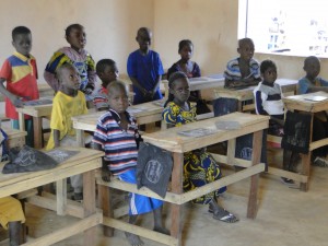  Les élèves dans la nouvelle classe le jour l'inauguration 