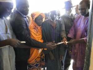 Coupure du ruban symbolique à l'inauguration de la nouvelle classe de Kalagué,