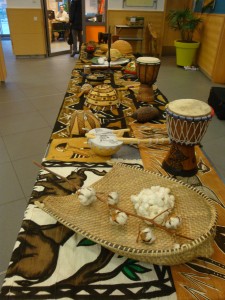 Les objets découverts dans le diaporama sont exposés dans l hall del'école