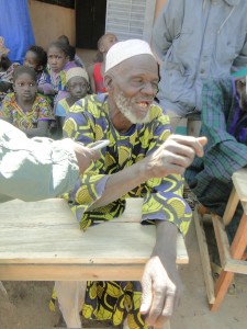 Notables du village de Kalagué  remerciant Christiane Debras pour la nouvelle ecole