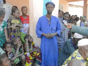 Représentant de la jeunesse de Kalagué prononçant son discours en langue bambara