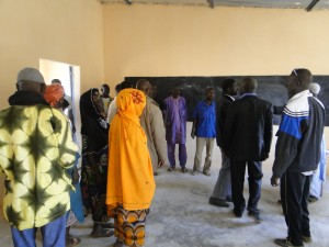 Visite de l'intérieur de la nouvelle classe après la coupure du ruban symbolique 