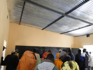 Visite de l'intérieur de la nouvelle classe après la coupure du ruban symbolique