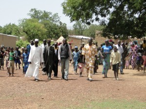 la délégation de 2AEFE, les notables du village et les villageois se dirigent vers l'école pour la cérémonie