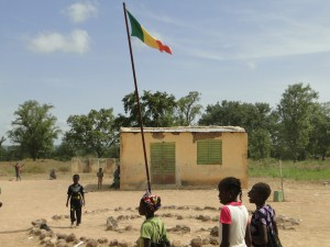 Le Drapeau du Mali flotte à l'école de Dogoro
