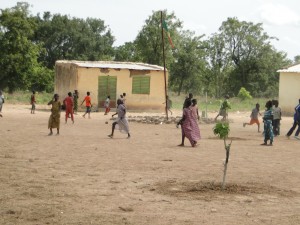 Les eleves de Dogoro jouent dans la cour de l'école