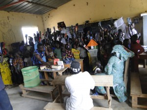 Les élèves de Dogoro remercient les donateurs des matériels scolaires