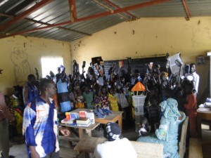 Les élèves de Dogoro remercient les donateurs des matériels scolaires 