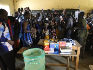 Les élèves de Dogoro se rejouissent des matériels scolaires offerts par Solidarité Enfants du Mande 