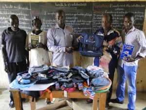 Remise symbolique des matériels scolaires par le Présidents de 2AEFE au Directeur de Dogoro 