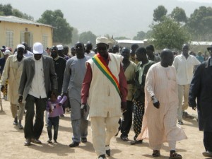 Le Maire de Siby et le Président de 2AEFE + le Chef de village de Dogoro se dirigent vers le lieu de la pose de la première Pierre.