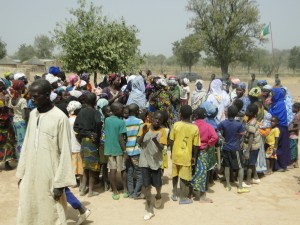 Les femmes de Dogoro dansent pour monterer leur joie pour face à la réussite du projet -Une Ecole pour Dogoro. (3)