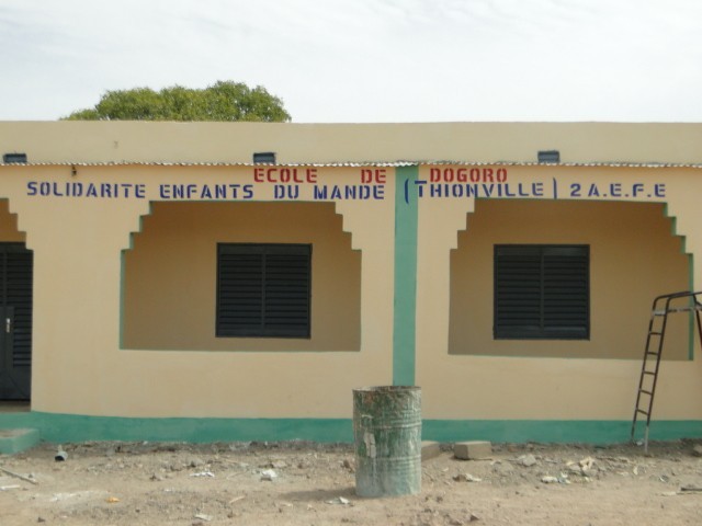 Vue de la façade principale des nouvelles classes de Dogoro financées par SEM 