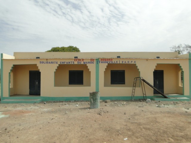 Vue de la façade principale des nouvelles classes de Dogoro financées par SEM 