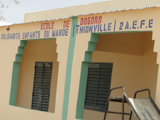 Vue de la façade principale des nouvelles classes de Dogoro financées par SEM (6)