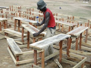 Montage des tables-bancs destinés à Dogoro