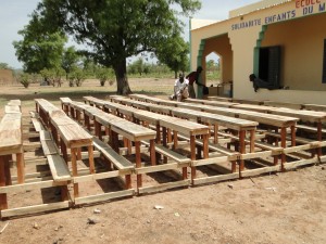 Montage des tables-bancs devant les nouvelles classes de Dogoro fincées par SEM (2)