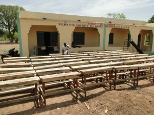 Montage des tables-bancs devant les nouvelles classes de Dogoro fincées par SEM (3)