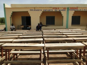 Montage des tables-bancs devant les nouvelles classes de Dogoro fincées par SEM