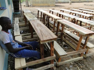 Montage des tables-bancs devant les nouvelles classes de Dogoro fincées par SEM (4)