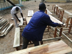 Montage des tables-bancs devant les nouvelles classes de Dogoro fincées par SEM (5)