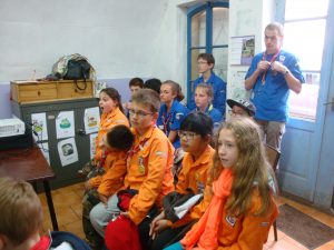 Les scouts attentifs durant la projection du diaporama sur la vie quotidienne dans les villages du Mandé