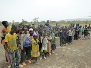 Les eleves de Konkani et leur Directeur devant la premiere pierre posee le 08.4.2017 par le maire de Siby et le Président de 2AEFE 