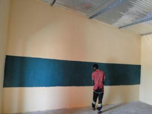 Le grand tableau est peint sur le mur des salles de classe.