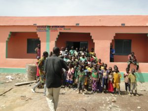 Le Directeur de Konkani rassemble les élèves devant les nouvelles salles de classes offertes par SEM en France