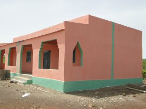 Vue de profil des deux nouvelles salles de classes construites à Konkani par SEM