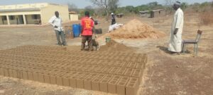 les parpaings sont fabriqués sur place