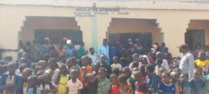 Tous les élèves sont réunis devant l'école